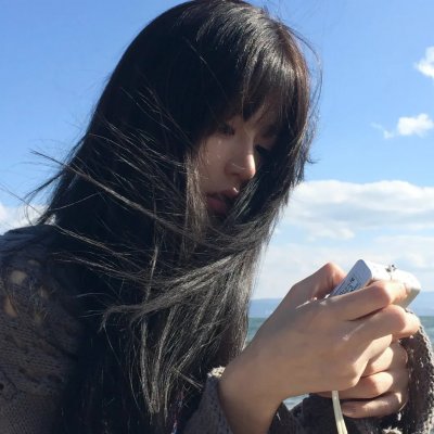 高墙、黑色与帅小伙